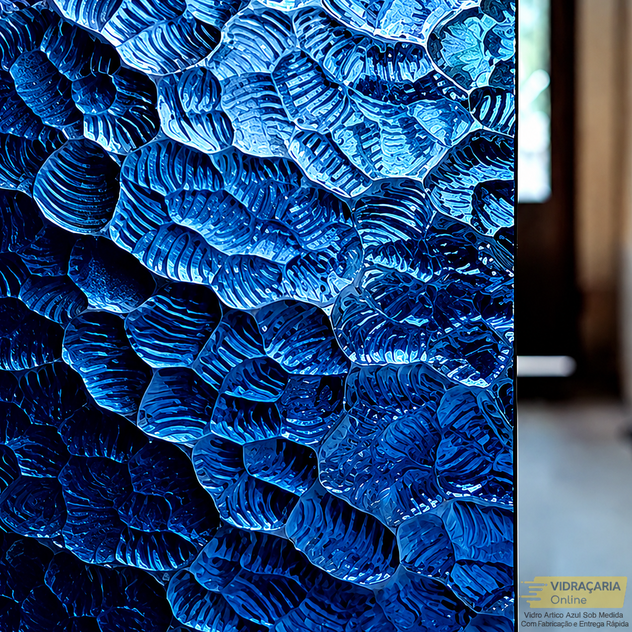 Padrão repetitivo de peças hexagonais coloridas em tons de azul, com texturas onduladas e brilho metálico. À direita, aparece uma borda preta e uma área com divulgação de vidro azul.